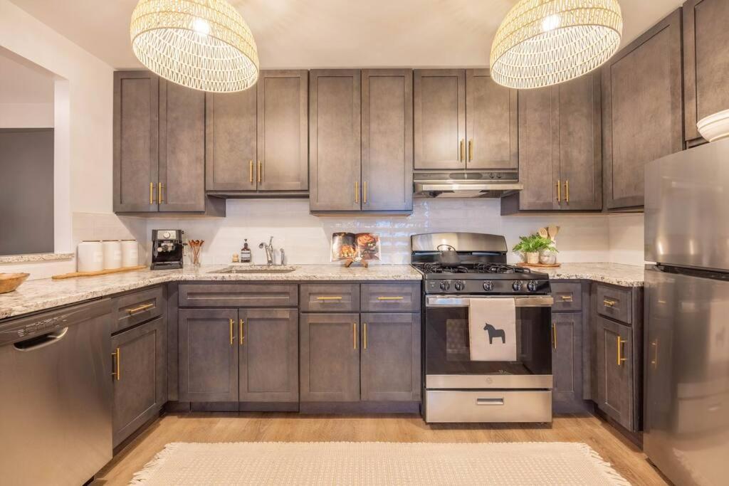 Pangsapuri Designer Apt For 6, City Views, Near Times Square! *