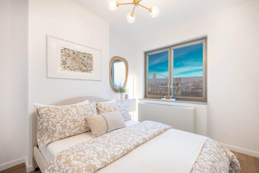 Apartment Designer Apt For 6, City Views, Near Times Square!