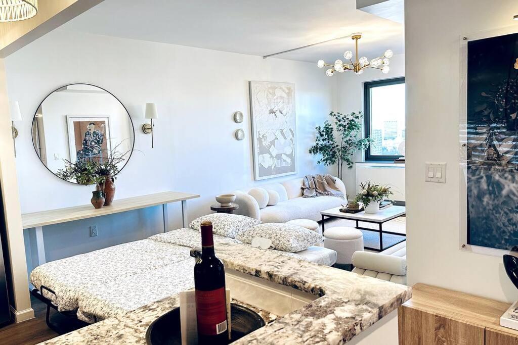 Apartment Designer Apt For 6, City Views, Near Times Square! New York